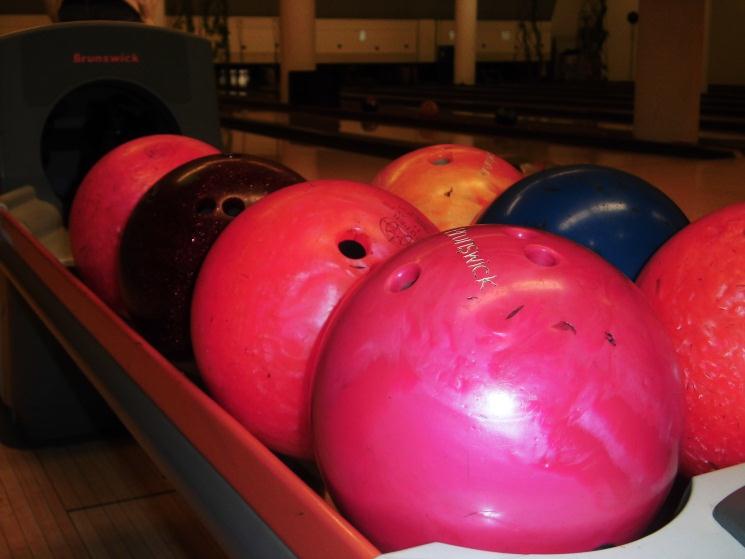 bowling Sport FREDRIK NORD Text och bild Vad heter sporten? Bowling Var & när uppfanns sporten bowling? 1875 i USA Vad använder man för kläder och utrustning? Man behöver bowlingskor och ett klot.