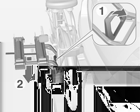 Förvaring 57 3. Säkra båda cykelhjulen mot hjulhållarna med spännbanden. 4. Kontrollera att cykeln sitter fast ordentligt. 1. Sätt fast adaptern på den bakre cykelhållaren som bilden visar. 2.