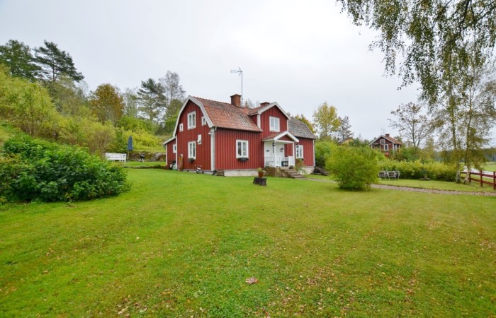 Med svamp- och bärskogen bakom knuten, närhet till kulturella upplevelser och praktiska funktioner i närliggande orter samt med ett bra pendlarläge till bl.a. Linköping och Motala, har huset både varit en fantastisk oas och en bas för vår familj.