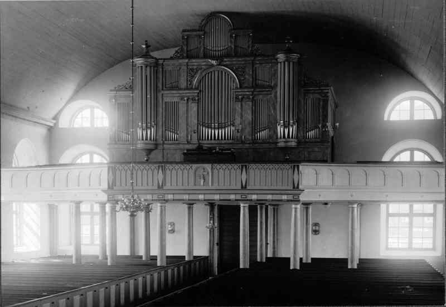 Osby kyrka läktarunderbyggnad & ledningsschakt Fig 1: Osby kyrkas interiör mot väster under tidigt 1900-tal. Äldre fotografi i ATA.