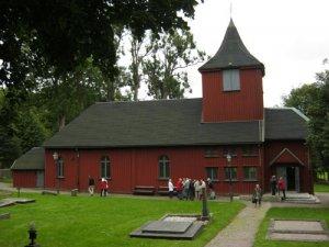 (Åtminstone jag konfirmerades där som sommarkonfirmand, och jag var inte ensam.) År 1712 uppfördes kyrkan, men den har senare byggts till åt båda hållen.