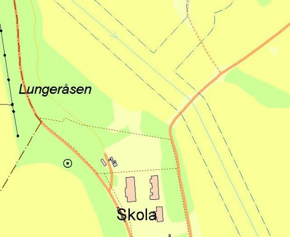 Närmaste rekreations/ skogsområde finns i nära anslutning till området då elljusspår samt ett skogsparti finns direkt norr om Götlunda skola.