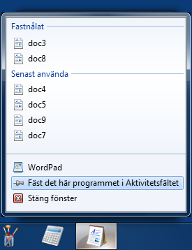 Fästa ett program på aktivitetsfältet Det går att fästa program på aktivitetsfältet så att de öppnas snabbare och smidigare, eftersom du slipper gå in under Start-menyn och leta upp dem