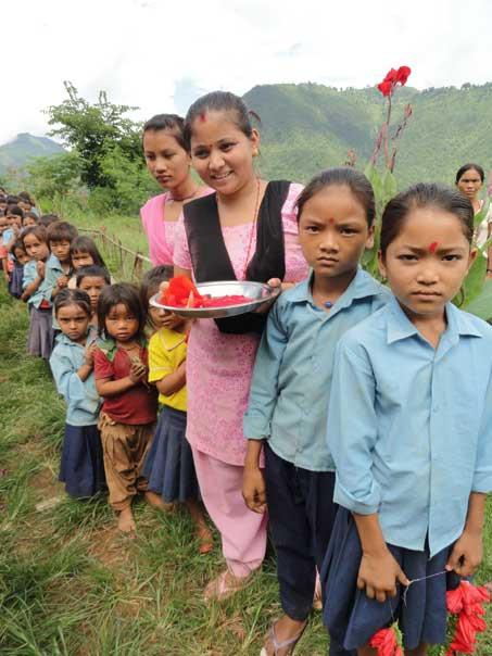 Den stundtals skakiga bussfärden gick västerut mot Pokhara från Kathmandu. Efter ca 8 mil hoppade vi av i den lilla byn Salanghat där vi påbörjade vår klättring i den branta terrängen.