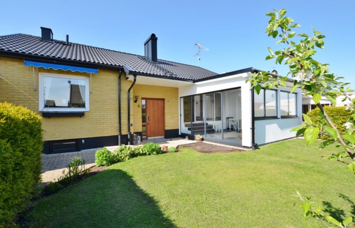 Län Skåne Gatuadress Kommun Svedala Storlek 6 rum (3 sovrum) / 93 m² Område