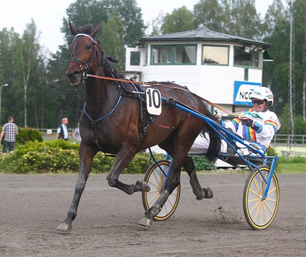 LOPP 7 ARVIKA FJÄRRVÄRME AB SEGRARE LOPP 7 QUANTANAMERA ERIK BERGLÖF 65.001-705.000 t/ 235.001 2100 volt 1. 7 Quantanamera Erik Berglöf 3/2120 1,14,3 2. 3 Cummin Björn Goop 3/2100 1,15,3 3.