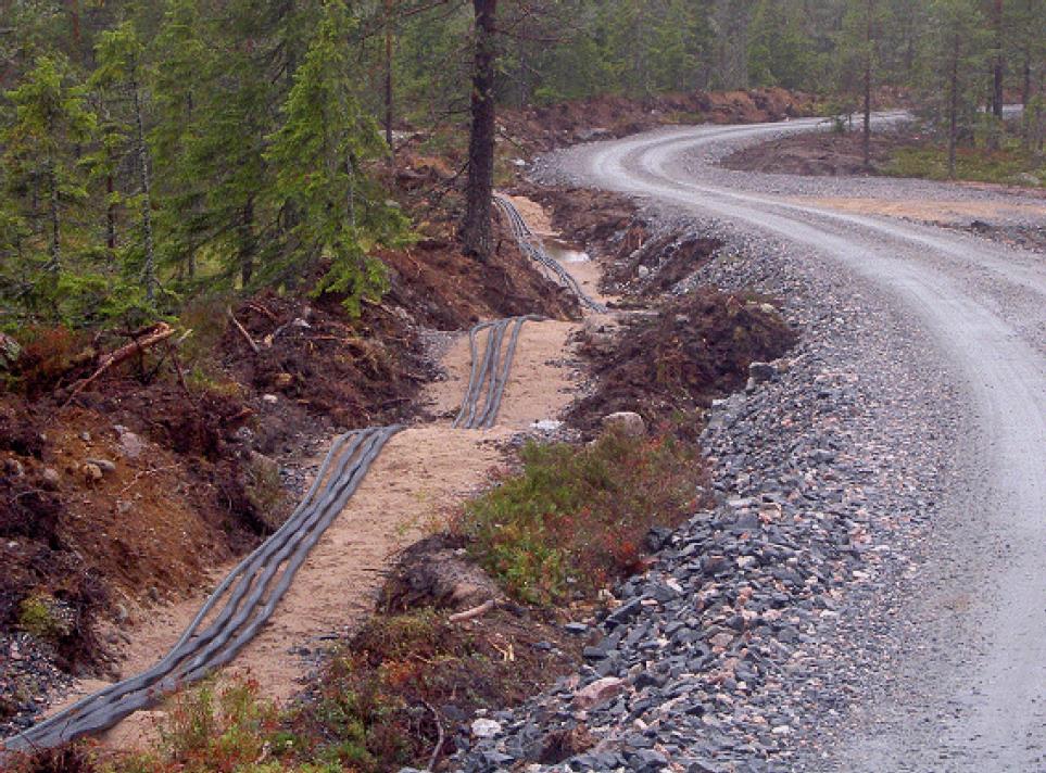 Vägar och elanslutning Vägar Cirka 5-7 meter bred körbana.