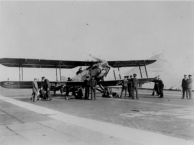När det första flygplanet landade på Kyrkviken är inte känt men när ett biplan med två mans besättning landade på isen i februari 1917 så verkar det inte ha varit någon premiärlandning.