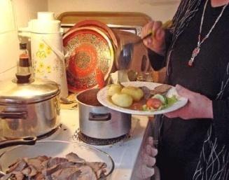 Måndag Onsdag, Fredag 9.00 Grindstugan öppnar 9.30 Morgonandakt med någon volontär och därefter förmiddagskaffe. Därefter åker någon eller några RIA-vänner till dagens arbete 10.