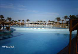 Byt vinterkyla och snö mot Squaredance och solsemester i kulturens Egypten Vi bor på fina strandhotellet Arabia Beach/BelAir vid Röda Havet i Hurgada Hurgada är mest känt för att med sitt klara
