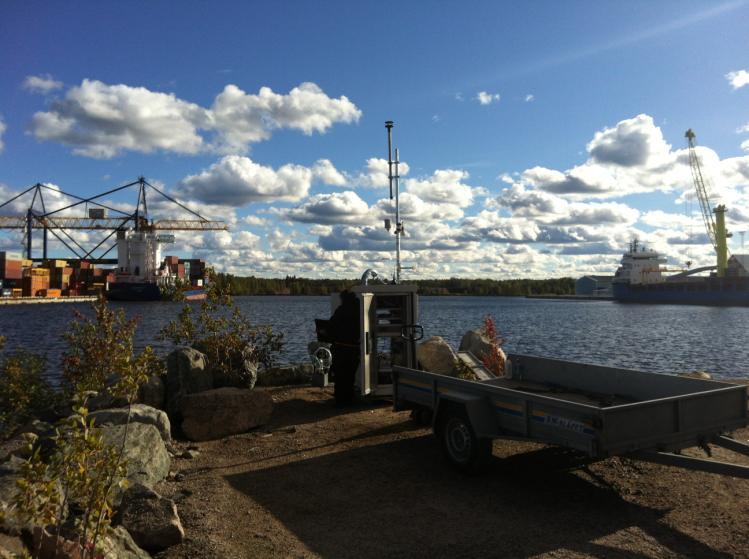 Figur 4. Placeringen av mätstationen i Gävle hamn mitt i hamnbassängen. Den meteorologiska masten är placerad på skåpet.