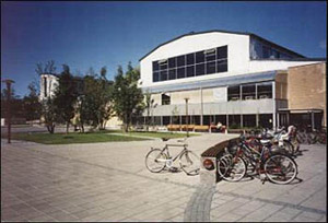 Humanisthuset Kortfakta Adress: Biblioteksgränd 3 Anläggninsnummer: J0008009 Byggår: 1972 Arkitekt: Lennart Lundström, A4 Arkitekter Allmänt Husansvarig Hej, jag som är husansvarig för Humanisthuset