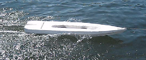 För att få den nya beräkningsmodellen bekräftad genomfördes 2012 modellprov och fullskaletester med en 5,5 meters båt. http://sassdesign.net/akterskepps%20interceptor.