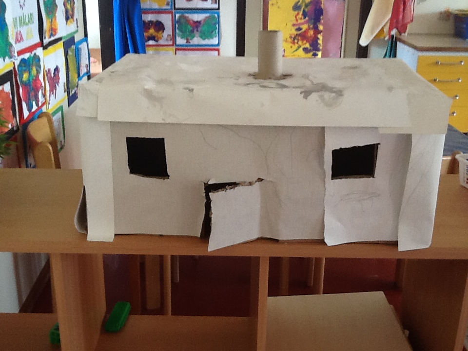 Maggan tog med en låda en dag och barnen tyckte att vi kunde bygga ett hus av den så då fick de fundera på hur de