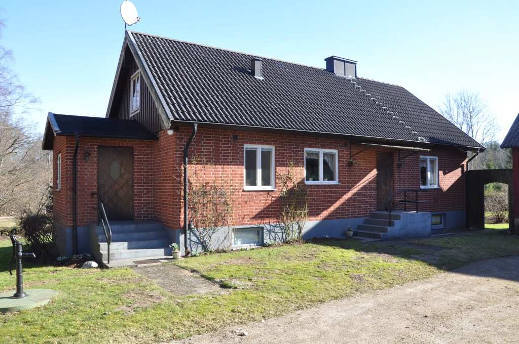 Bilgarage med isolerat gästutrymme och centralvärme. Ekonomibyggnader.