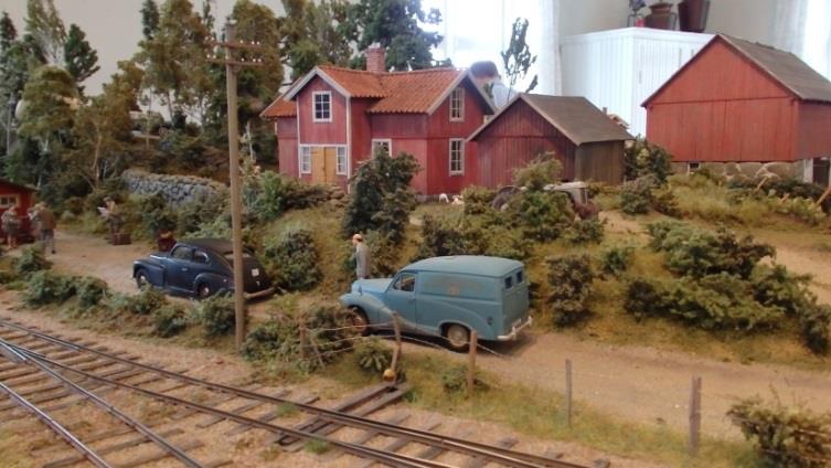 Rälspiken 5/2014 sidan 11 Här ser man tydligt hur mycket träd, gräs och buskar gör för helhetsintrycket. Även vi borde förnya vår anläggning och våra moduler med mer stående gräs.