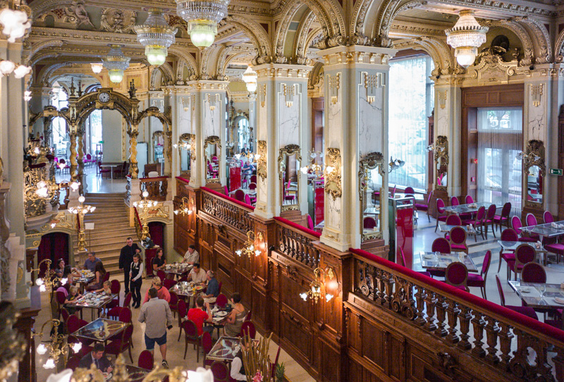 Restaurang & kvällspromenad i Budapest Budapest är känt för att ha restauranger på i princip varje gata, även dom små. Här har du ett stort urval av restauranger som erbjuder kök från hela världen.