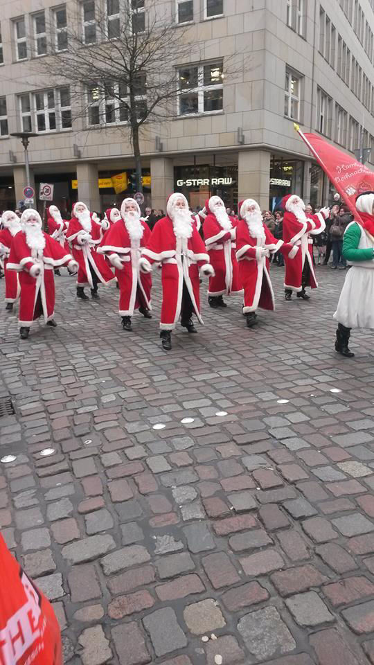 Den 4 december gick två fullastade bussar från Skåne till Hamburg.