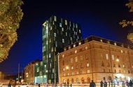 Nybyggnad Skolor, utbildning 7400 kvm Byggtekniskt antal huskroppar 1 st Antal våningar 2 st Bruttoarea 7400 m2 Till- och ombyggnad av lyxhotell i Göteborg Clarion Hotell Post Paroc Akustik &