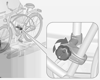 68 Förvaring Hopsättning av cykelhållaren 1. Vrid pedalerna i läge som bilden visar och ställ cykeln på det främre hjulstödet. Se till att cykeln står mitt på hjulstödet.