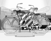 70 Förvaring 1. Innan cykeln ställs på plats måste cykelhållarna för nästa cykel fällas ut om det behövs. 2. Vrid alltid pedalerna i lämpligt läge innan cykeln ställs på plats. 3.
