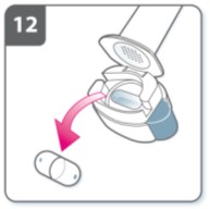 När du har inhalerat allt läkemedel: Öppna munstycket igen och ta ut den tomma kapseln genom att tippa ut den ur kapselfacket. Kasta den tomma kapseln i hushållssoporna.