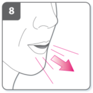 Stäng inhalatorn: Fäll tillbaka munstycket tills du hör ett klickljud. Stick hål på kapseln: Håll inhalatorn upprätt med munstycket pekande uppåt.