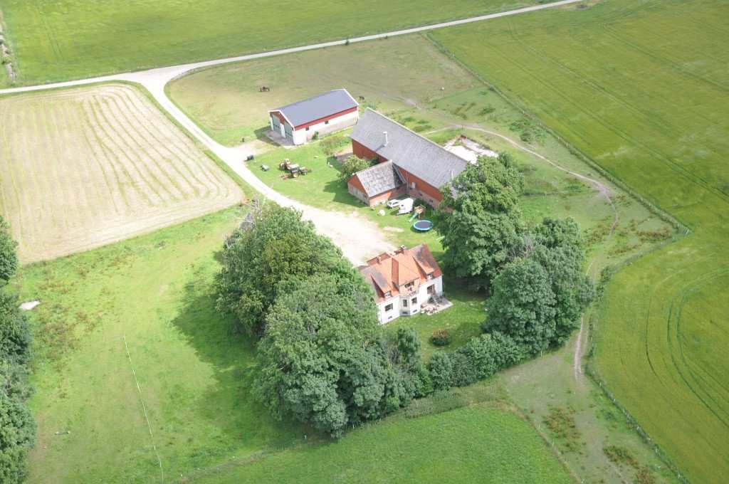 Stort f d kostall och maskinhall/verkstad. Låga driftskostnader med ny jordvärmepump.