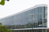 Konsthallens transparenta triangulära byggnad på Torsgatan har ritats av Johan Celsing Arkitektkontor.