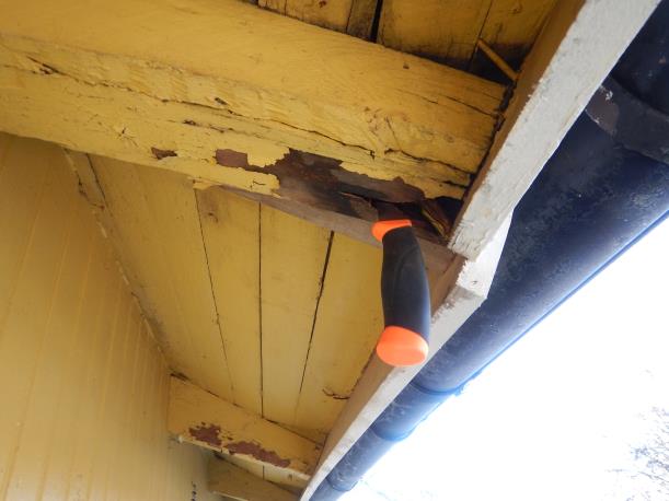 Uppvik av takpapp utan monterat plåtbeslag mot vägg.