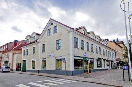 Varför investera i hyresfastigheter? Stabil och kassaflödessäker investeringsform. Bostaden är i regel det första människan betalar när månadens betalningar genomförs.