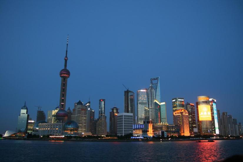 Vi börjar med ett besök på ett äldre tempel i norra Shanghai, där får vi även en lektion om hur man dricker te i Kina. Vidare får vi en lektion om hur siden framställs.