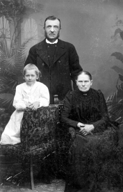 stationen i det Björsäter som ligger i Östergötland. Därför gav man stationen namn efter grannsocknen. 1889 öppnades här en järnväg som gick mellan Mariestad och Gössäter nära Kinnekulle.