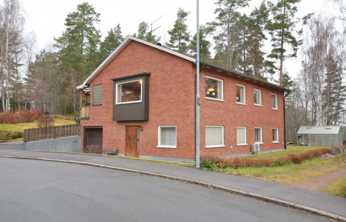 På 10 minuters promenad nås Tranås centrum med butiker och serviceutbud.