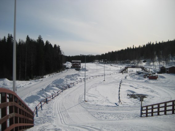 Lindbäcksstadion på Vallsberget www.lindbacksstadion.se, tel 0911 120 30 Lindbäcksstadion är en friluftsarena året runt för hela familjen. Vintertid finns här fina möjligheter till utförsåkning.