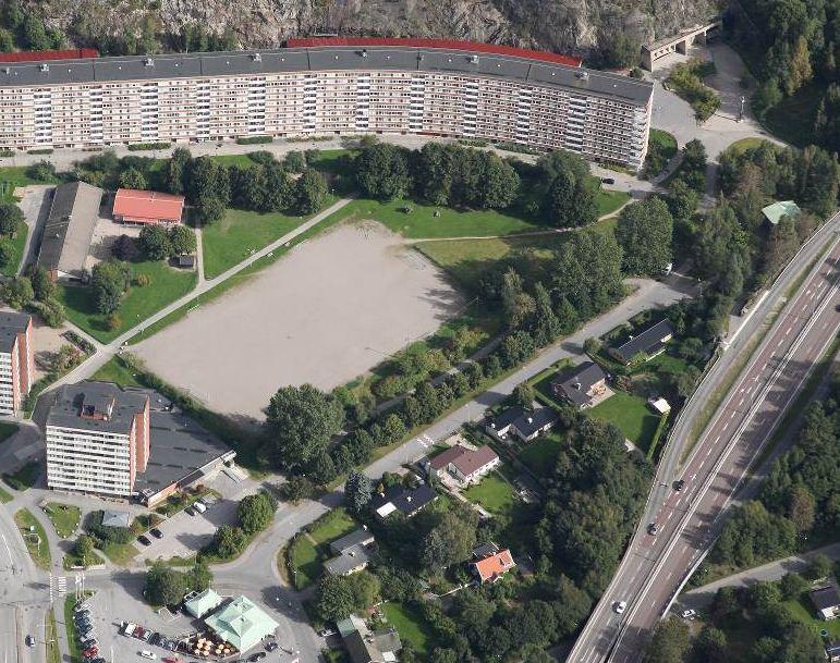 4 (13) Ormen Långe Förskola Torg och ingång till Masmos t- bana Punkthus med tillbyggd handelsbyggnad Enplansvillor Flygfoto med det anvisade området markerat i mitten av bilden.