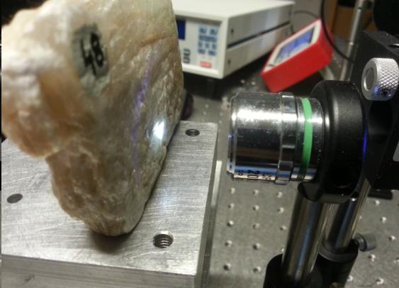 data från RRUFF. Spektra från två orienteringar presenteras, Gips1a och Gips1b. Mineralet från RRUFF kommer från Michael Scott; Pierre Shale, South Dakota, USA.