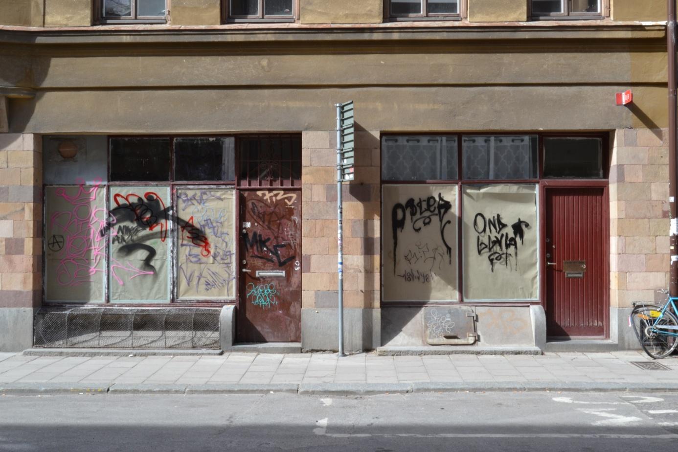 Förbjuden färg En etnologisk studie av graffiti och konsekvenserna av dess illegala status Joel Kelmeling Institutionen för etnologi, religionshistoria och