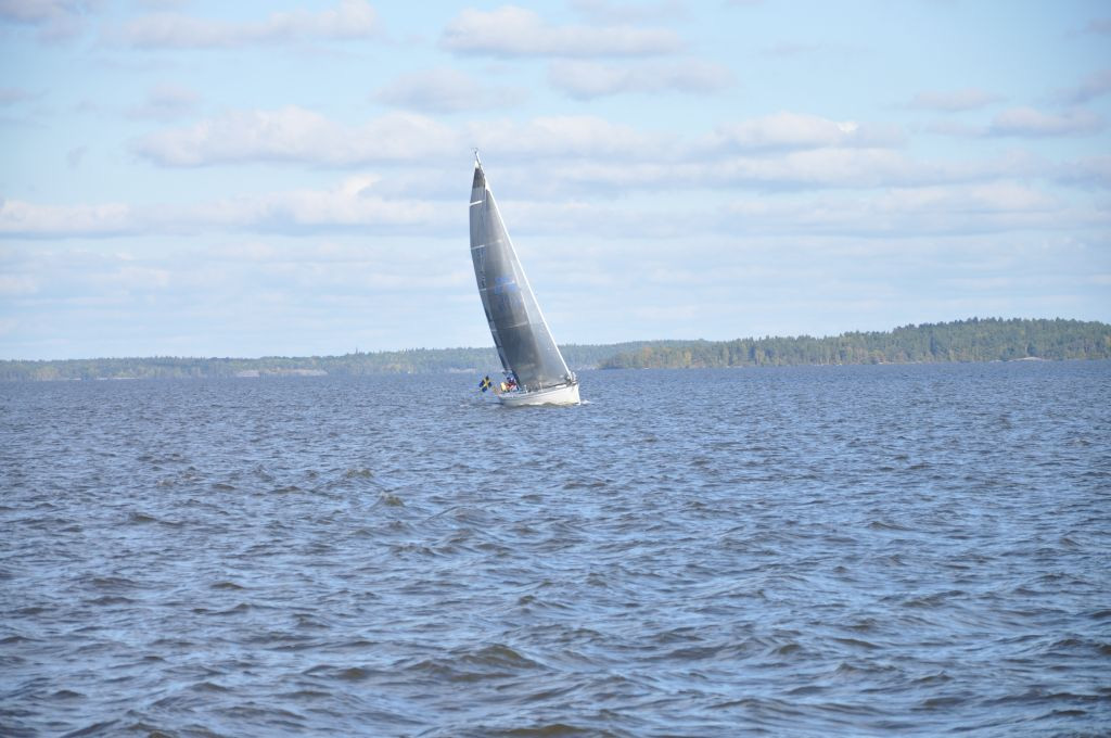 När vi närmade oss Sandhamn kom nattbleken och det gick saktare och saktare. Vi såg flera båtar framför oss som hann igenom, innan totalbleken kom.