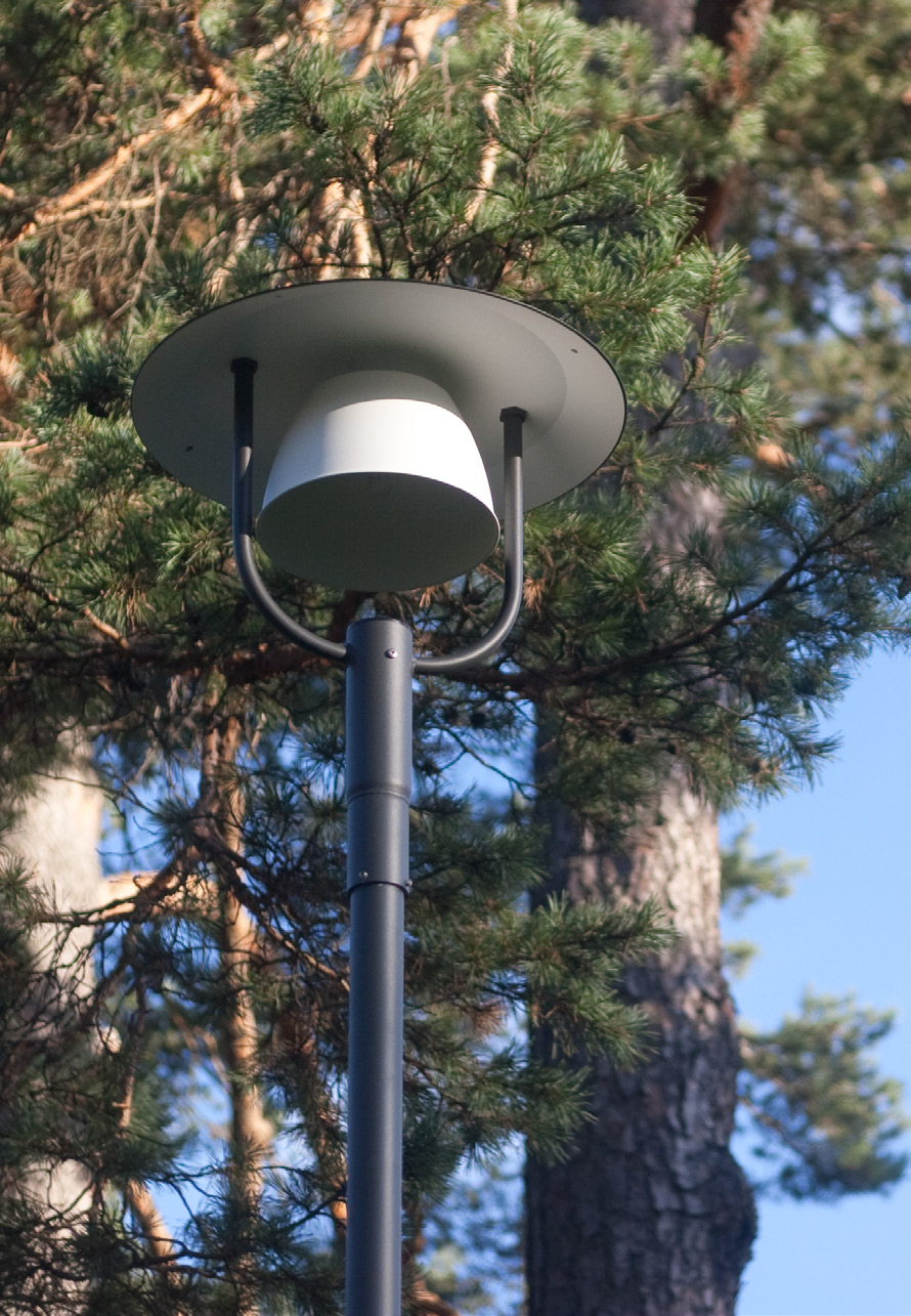3 NYA STOLPLYKTOR, RETRO, TREND, POLE TOP Stolparmatur med rotationssymmetrisk avbländad och reflekterad indirekt ljusbild. Kromaterad och pulverlackad stomme.