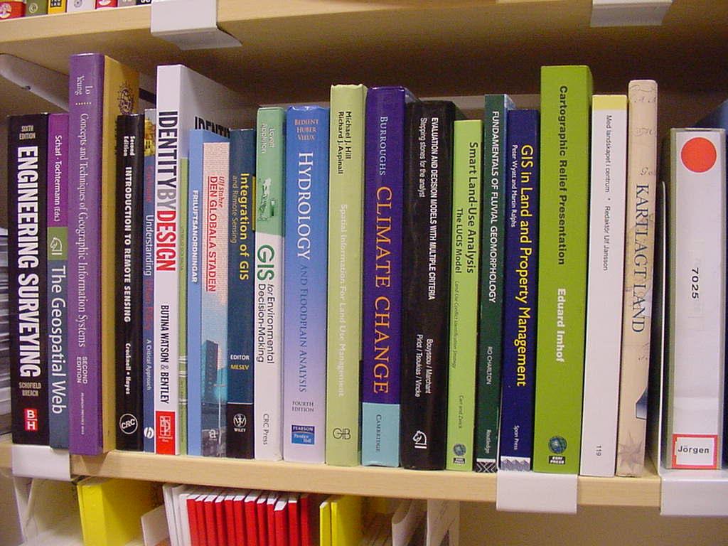 Forskningsöversikter Finns i regel i bokform på varje högskolebibliotek I