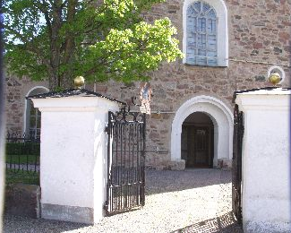 partiet. Stor trängsel rådde och begravningarna skedde då för varv, äldre kvarlevor förflyttades så småningom till benkammare. En av dessa låg sydost om kyrkan, vid landsvägen.