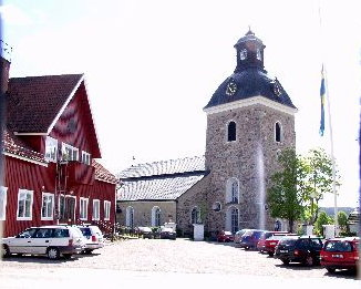 Befolkningstillväxten under 1600-talet medförde behov att utvidga kyrkan. En första utbyggnad utfördes i norr 1658 i form av ett ovälvt sidoskepp, kort därefter, 1683, stod södra sidoskeppet färdigt.