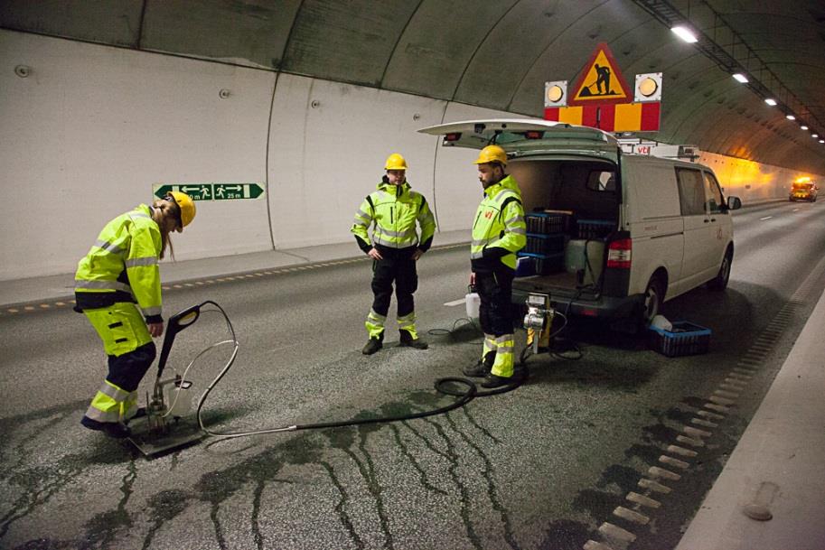 Provtagning i hjulspår i Strindheimstunellen. Restvatten i provpunkter från provytorna mellan hjulspår och vid vägkant ses också i bilden (Foto: Mats Gustafsson, VTI). 2.