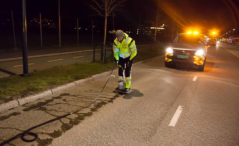 Figur 6. Provtagning i provytan mellan hjulspår på Haakon VII gate (Foto: Mats Gustafsson, VTI).
