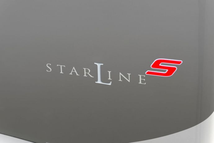 Utsida och förvaring En stjärna bättre. Hymermobil StarLin S i sierragrå metallicfärg med flotta designdekaler.