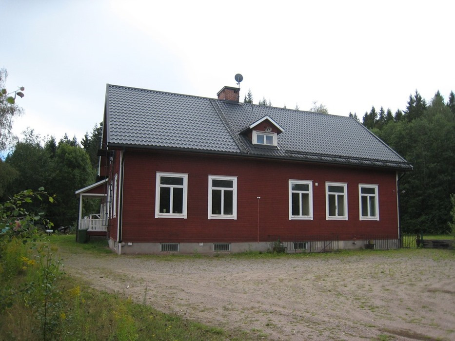 62 med närhet till Klarälven för bad och fiske! I närområdet till fastigheten finns golfbana samt flygplats. Fastigheten Hagfors Berga 1:135 Berga Bergatrollet, 683 61 Ekshärad.