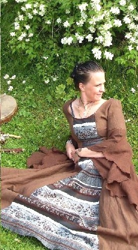 Vacker klänning i brunt Lin och mönstrat tyg av sammet/viskos. Snörning i ryggen och stora tunna ärmar i Lin.