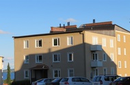 Byggtekniskt antal huskroppar 4 st Antal våningar 4 st Antal lägenheter 32 st Bruttoarea 3000 m2 Byggnadsarea 750 m2 Bruttovolym 8400 m3 Byte av fönster på fastigheter i Östersund Brf Frösödal Här