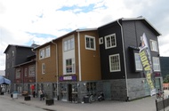 Nybyggnad Flerbostadshus Byggtekniskt antal huskroppar 2 st Antal våningar 4 st Antal lägenheter 60 st Bruttoarea 5500 m2 Nyb av affärshus med restaurang och uthyrningslgh i Åre Åre Torg, gamla